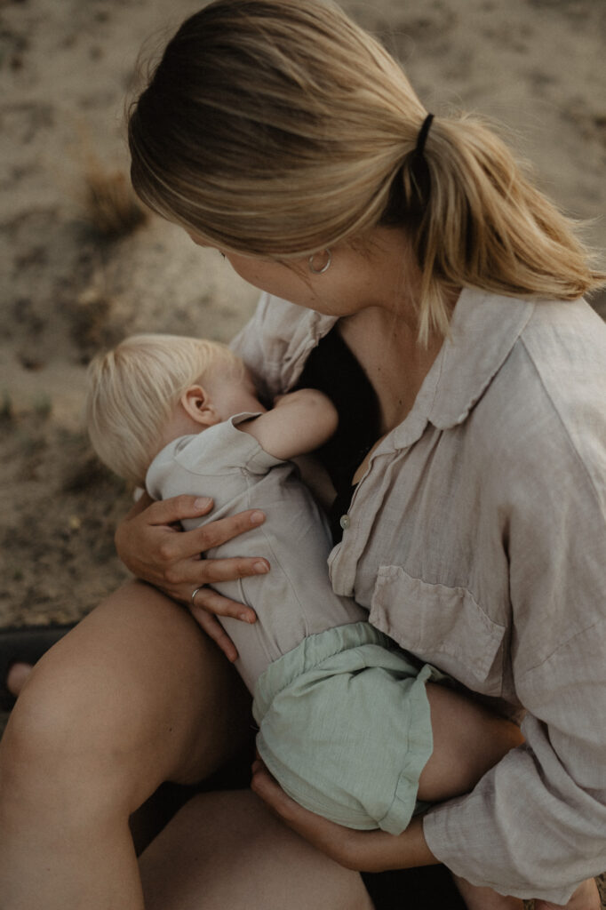 sesja karmienia piersia, mama karmiąca